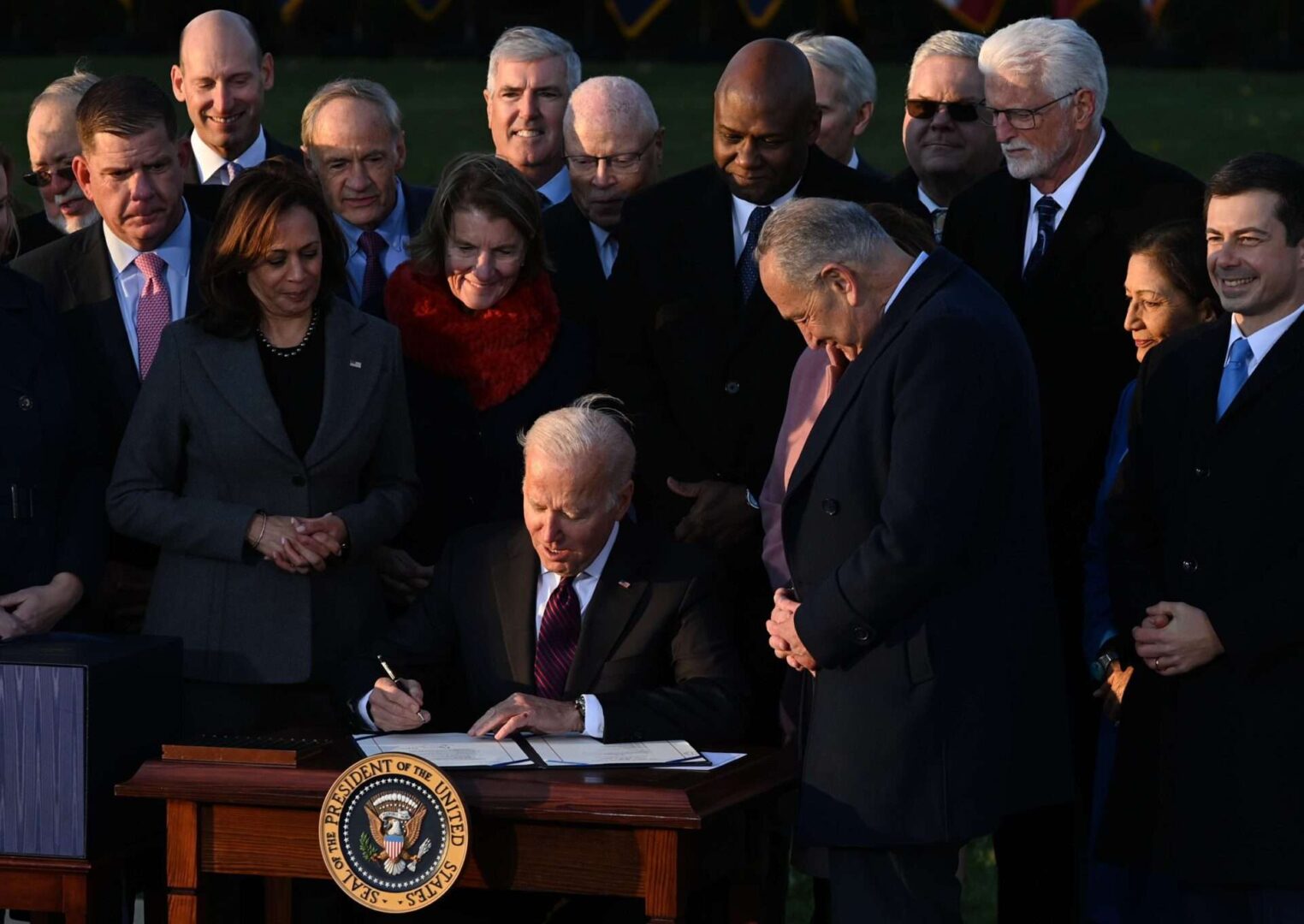 Lawmakers brave more than just cold at White House signing ceremony ...