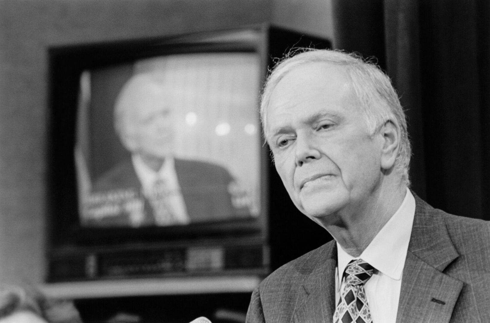 Sen. Bob Packwood, R-Ore., holds a press conference in September 1995 after the Ethics Committee voted to recommend his expulsion. (Laura Patterson/CQ Roll Call archives)
