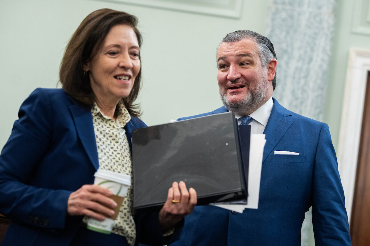 Senate Commerce Chair Ted Cruz, R-Texas, and ranking member Maria Cantwell, D-Wash., talk at a Wednesday roundtable on their college sports bill.